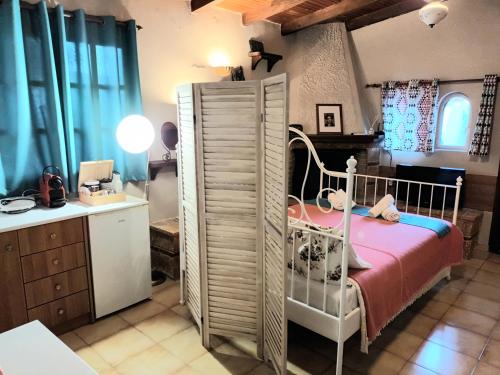 a small bedroom with a bed and a kitchen at Garden's House in Spáta