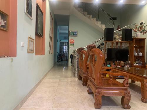 pasillo con mesa, sillas y escalera en nhà hưng hà, en Dien Bien Phu