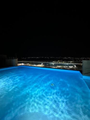 Bazén v ubytování Disfruta Neiva desde las alturas Apartamento de lujo hasta para 6 personas con espectacular vista y zonas sociales de ensueño nebo v jeho okolí
