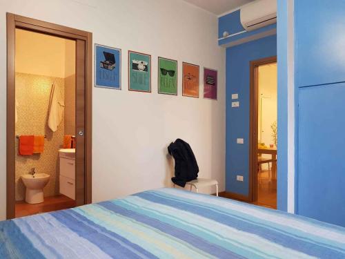ローマにあるApartment in Rom/Latium 22353のベッドルーム1室(ベッド1台付)が備わります。壁には絵画が飾られています。