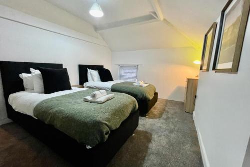 Posteľ alebo postele v izbe v ubytovaní Sophia's Retreat - 2 Floor 4 Bed Apartment - Newport - Coastal Getaway
