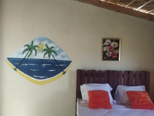 1 dormitorio con una tabla de surf grande en la pared en Cabañas Raysa y Alejandro Comprension #4, en Las Galeras