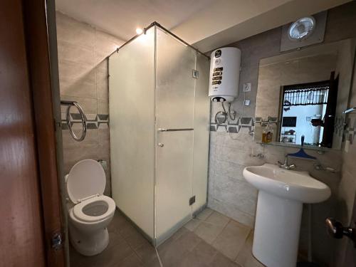 uma casa de banho com um WC e um lavatório em Sarah's Lodge em Murree