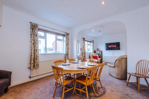 a dining room with a table and chairs at Contractor Accommodation Barnetby in Barnetby le Wold