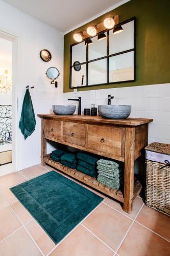 a bathroom with two sinks and a mirror at Cottage Salzburg in Nußdorf am Haunsberg