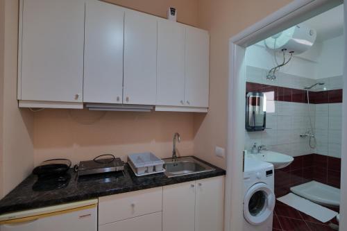 Virtuvė arba virtuvėlė apgyvendinimo įstaigoje Noel Sea View Apartments