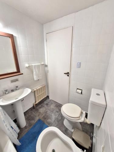 małą łazienkę z toaletą i umywalką w obiekcie Le Bleu Apartamento w BuenosAires
