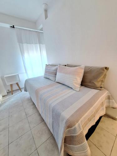 - un lit avec 2 oreillers dans l'établissement Le Bleu Apartamento, à Buenos Aires
