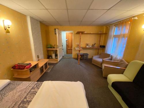 une chambre avec un lit et un salon dans l'établissement Mehaanika 3, à Tallinn