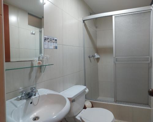 uma casa de banho com um WC, um lavatório e um chuveiro em My Rouse Hotel em Chiclayo