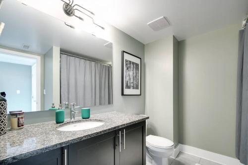 y baño con lavabo, aseo y espejo. en Executive Condo (boutique hotel-like), en Ottawa
