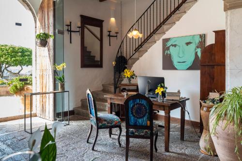 索列爾的住宿－Ca's Xorc Luxury Retreat - ADULTS ONLY，一个带桌子和椅子的家庭办公室