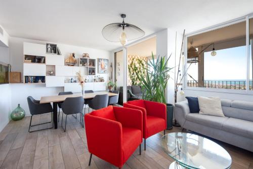 un salon avec un canapé, une table et des chaises dans l'établissement Le Panoramique, à Marseille