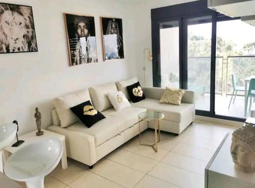貝尼多姆的住宿－Mirador vistas panorámicas a Benidorm，客厅配有白色的沙发和桌子
