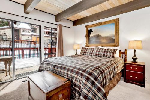 1 dormitorio con cama y ventana grande en Smith summit chalet #2461 en Big Bear Lake