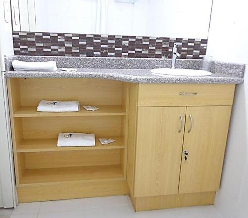 a bathroom with a sink and a counter with towels at Hotel Crucero in Cojimíes