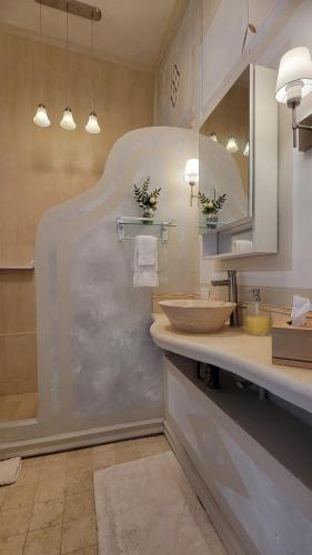 a bathroom with a sink and a mirror and a tub at Villa Caprichosa in Taboga