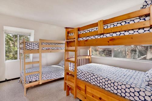 1 Schlafzimmer mit 2 Etagenbetten und einem Fenster in der Unterkunft Pinewood inn #2093 in Big Bear Lake