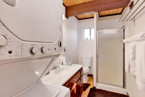 ein Bad mit einem Waschbecken und einer Dusche in der Unterkunft Pinewood inn #2093 in Big Bear Lake