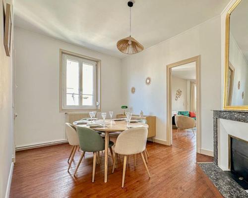 une salle à manger avec une table et des chaises et une cheminée dans l'établissement Le Saint Jacques, à Compiègne