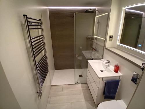 een badkamer met een douche en een wastafel bij Marina Club Adriatic Gibraltar - Studio Apartment in Gibraltar