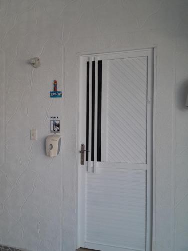 a white door in a room with at Brisas del Mar Apto 1C in San Andrés