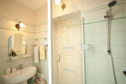 La salle de bains est pourvue d'une douche et d'un lavabo. dans l'établissement B&B La Casetta, à Induno Olona