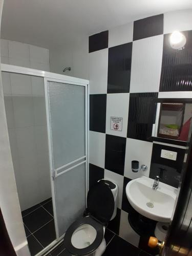 een badkamer met een douche, een toilet en een wastafel bij Brisas del Mar Apto 1C in San Andrés