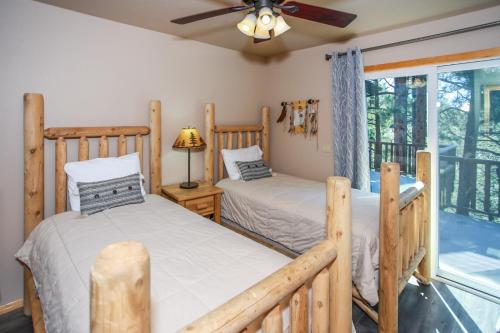 2 camas en una habitación con ventana en Angel view chalet #885, en Big Bear Lake