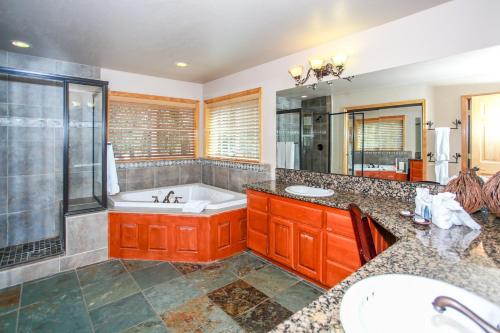 y baño con bañera y lavamanos. en Angel view chalet #885, en Big Bear Lake