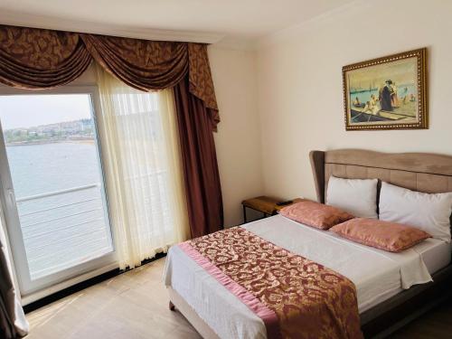 Un pat sau paturi într-o cameră la Roxo Beach Hotel