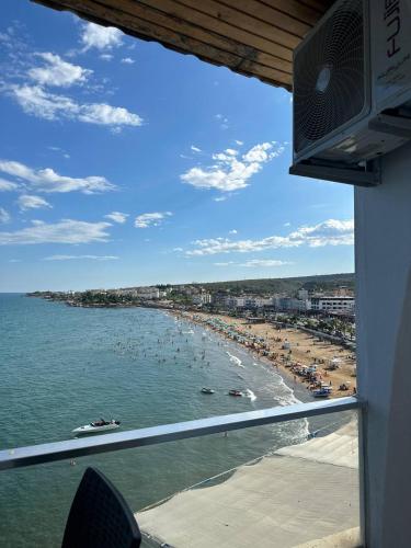 un balcón con vistas a la playa y al océano. en Roxo Beach Hotel, en Erdemli