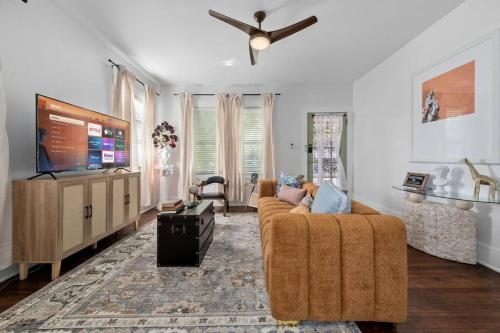 a living room with a couch and a flat screen tv at Central Apt Near DT, Pearl, Breckenridge Park in San Antonio