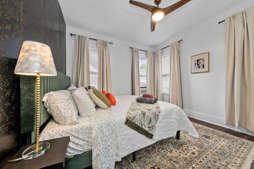 a bedroom with a bed and a lamp and a table at Central Apt Near DT, Pearl, Breckenridge Park in San Antonio