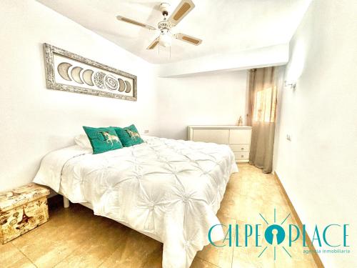 um quarto com uma cama e uma ventoinha de tecto em Delfín a 100 metros de la playa em Calpe
