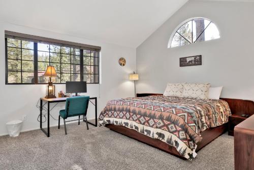um quarto com uma cama, uma secretária e uma janela em Restmoore #2425 em Big Bear Lake