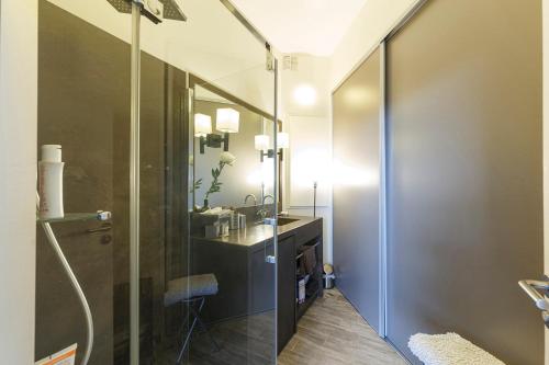 a bathroom with a glass shower and a sink at Appartement vue sur la baie de St Briac in Saint-Briac-sur-Mer