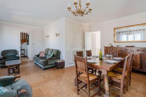 sala de estar con mesa de comedor y sillas en Doutreleau - Maison familiale, en Saint-Malo