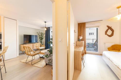 un salon avec un canapé et une table dans l'établissement La Kloserie appartement en résidence, à Saint-Malo