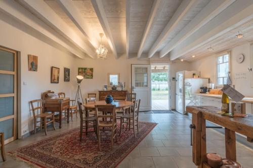 uma cozinha e sala de jantar com mesa e cadeiras em Maison idéale au bord de mer em La Plaine-sur-Mer