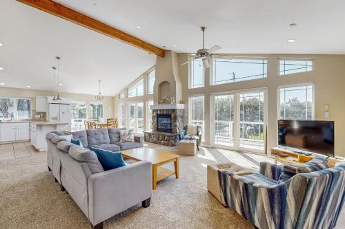 a living room with two couches and a tv at Beach Escape in Rockaway Beach