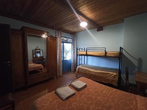ピティリアーノにあるPoggio del Castagnoのベッドルーム1室(二段ベッド2台、鏡付)