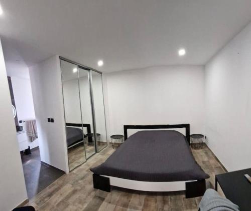 une chambre avec un grand lit dans une pièce dans l'établissement A 150 m de la mer,terrasse 30m, Clim wifi parking, à Sausset-les-Pins