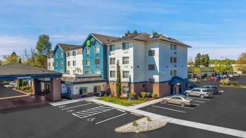 una rappresentazione di un hotel con parcheggio di Holiday Inn Express Hotel & Suites Portland - Jantzen Beach, an IHG Hotel a Portland