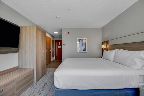 Holiday Inn Express Hotel & Suites Portland - Jantzen Beach, an IHG Hotel Image