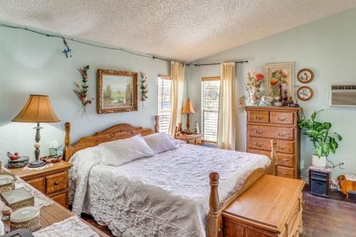 Ένα ή περισσότερα κρεβάτια σε δωμάτιο στο Quiet Dolan Springs Home with Patio, Mountain Views!