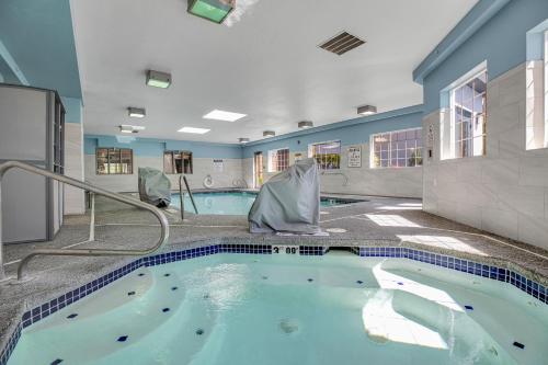 Holiday Inn Express Hotel & Suites Portland - Jantzen Beach, an IHG Hotel Image