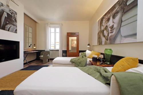 Michelangelo Charmsuite