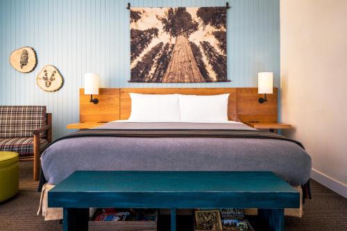 Ένα ή περισσότερα κρεβάτια σε δωμάτιο στο Rush Creek Lodge at Yosemite
