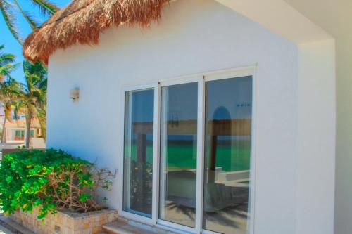 Imagen de la galería de Nisiros Spacious Beachfront home, en Chicxulub